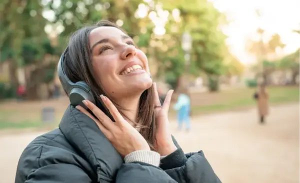 girl-using-headphones