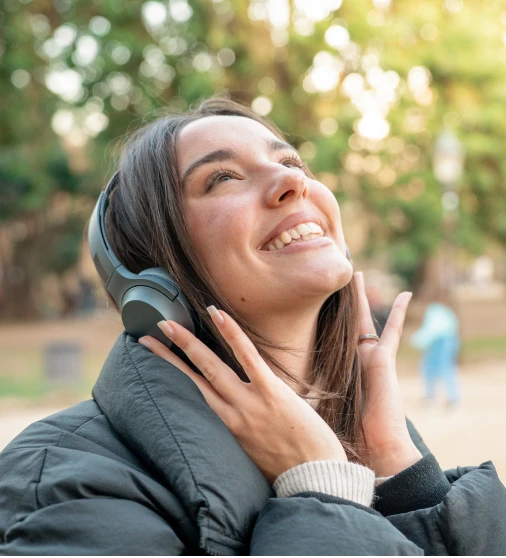 girl-using-headphones